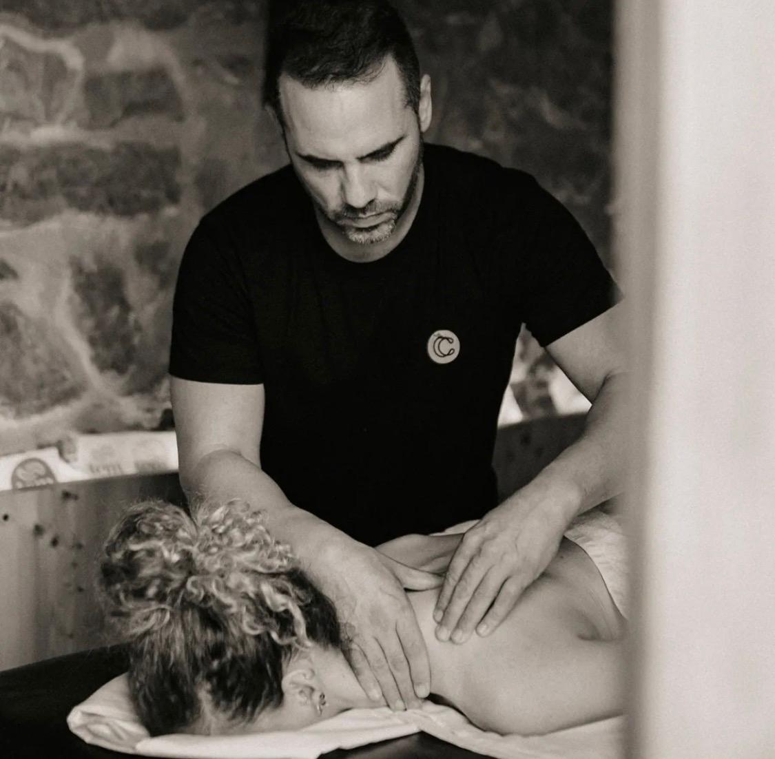 Sesión de terapia manual en blanco y negro en la consulta de TEM Masajes y Vida